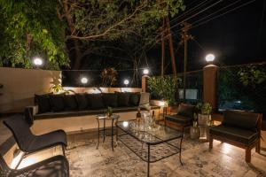SaffronStays Uno Crest, Lonavala - 4 BDR Artistically Decorated Villa Near Bhushi Dam的庭院或其他户外区域