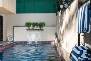 SaffronStays Uno Crest, Lonavala - 4 BDR Artistically Decorated Villa Near Bhushi Dam内部或周边的泳池