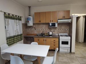 a kitchen with a table and a white counter top at Echague y Cura A Montiel in Paraná