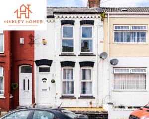 una casa con un coche aparcado delante de ella en Comfy 4bed Home - Free Parking, Wifi - Long Stays Welcome By Hinkley Homes Short Lets & Serviced Accommodation, en Litherland