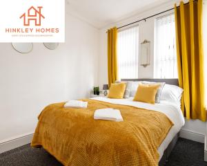 1 dormitorio con 1 cama grande y cortinas amarillas en Comfy 4bed Home - Free Parking, Wifi - Long Stays Welcome By Hinkley Homes Short Lets & Serviced Accommodation, en Litherland