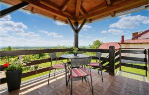 un patio con mesa y sillas en una terraza en Cozy Home In Okrugli Vrh With Kitchen en Okrugli Vrh