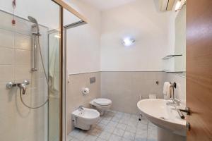 La salle de bains est pourvue de toilettes, d'un lavabo et d'une douche. dans l'établissement Ultimo Tiro-appartamento Terzo Tiro, à Cisano sul Neva