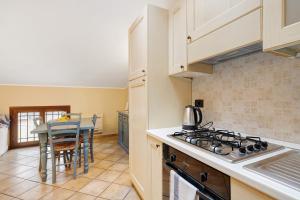 a kitchen with a table and a stove top oven at Ultimo Tiro-appartamento Terzo Tiro in Cisano sul Neva
