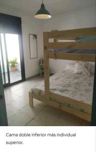 um quarto com um beliche de madeira num quarto em Casa de Campo Talavera em Talavera de la Reina