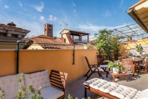 盧卡的住宿－Villa De Maestri，屋顶上带沙发和桌子的庭院