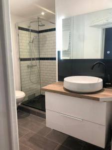 une salle de bain avec un lavabo, une douche et des toilettes dans l'établissement Cœur de grasse, à Grasse 4 autres photos