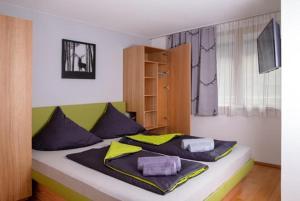 um quarto com uma cama com duas toalhas em Mountain Deluxe em Bartholomäberg