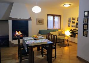 roncio' cottage في رونسيجليونى: غرفة معيشة مع طاولة ومدفأة