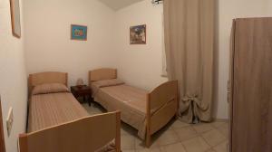 una camera con due letti di Casa in campagna vicino alla spiaggia a Orosei