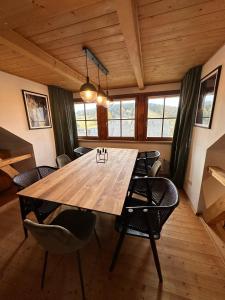 een eetkamer met een houten tafel en stoelen bij Ferienhaus "Kleines Domizil" Altenberg - direkt im Zentrum von Altenberg gegenüber vom Skilift in Kurort Altenberg