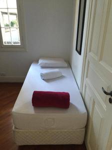 due materassi posti in una stanza accanto a una porta di Hostel Paulista a San Paolo