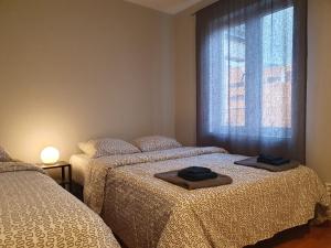 Tempat tidur dalam kamar di Bedroom in apartment 12 minutes to Oslo City by train