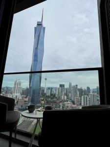 widok na burj khalifa z najwyższego budynku na świecie w obiekcie EUcation Home - Opus Residence w Kuala Lumpur