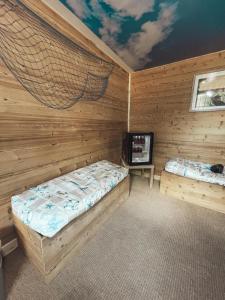 um quarto com uma cama e uma televisão num quarto em Spa 166 jets, Bord de mer by Carl-Emilie em Épinal