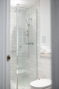 y baño con ducha de cristal y aseo. en Miller & Carter Heaton Chapel by Innkeeper's Collection en Mánchester