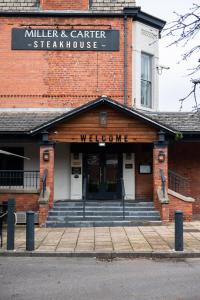 un bâtiment avec l'entrée d'un moulin et d'un bain à vapeur central dans l'établissement Miller & Carter Heaton Chapel by Innkeeper's Collection, à Manchester