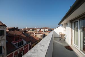 een balkon met uitzicht op de stad bij Savoia e jolanda Apartments in Venetië