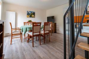 - une salle à manger avec une table et des chaises dans l'établissement Ehemaliges Schusterhaus mit Dachterrasse, à Boppard