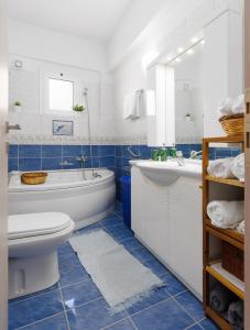 Ένα μπάνιο στο Blue Paradise Apartment