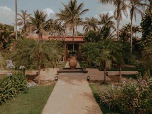 une passerelle devant un bâtiment avec un grand vase dans l'établissement Pousada Recanto da Grande Paz, à Alto Paraíso de Goiás