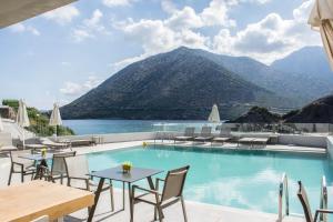 una piscina con vista sulle montagne di Bali Diamond "by Checkin" Adults Only a Balíon