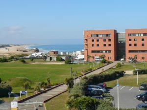 una ciudad con coches aparcados en un estacionamiento en Appartement Pour 4 Personnes Avec Vue Sur L ocean- Residence Le Signal, en Capbreton