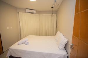 เตียงในห้องที่ Condomínio Villa Belém em Intermares por Carpediem