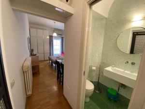 Kúpeľňa v ubytovaní Studio Flat - Piazza San Cosimato By YourHost