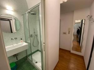 Kúpeľňa v ubytovaní Studio Flat - Piazza San Cosimato By YourHost