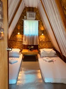 เตียงในห้องที่ Bohol Island Homestay