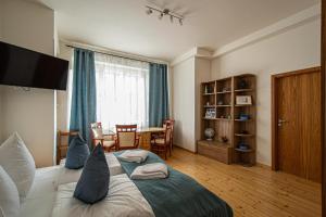 Posezení v ubytování Bright Ruterra Apartment in the Heart of Prague