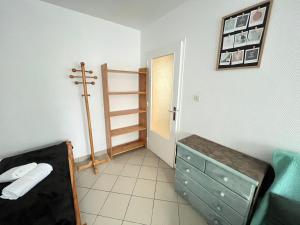 łazienka z komodą i drzwiami do pokoju w obiekcie Vue sur Jardin Parking Ascenseur Un-Séjour-à-Part w Metz