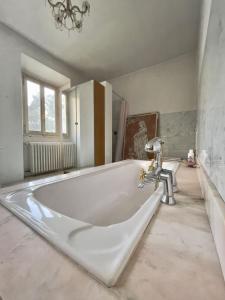 Kylpyhuone majoituspaikassa Affascinante Casale Brambilla vicino Pavia