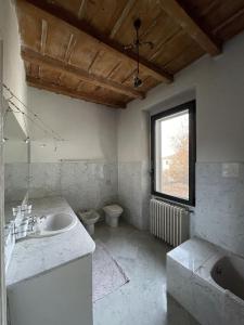 Kylpyhuone majoituspaikassa Affascinante Casale Brambilla vicino Pavia