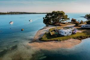 een luchtzicht op een eiland in het water bij Easyatent FKK Safari tent Solaris Naturist - clothes free in Poreč