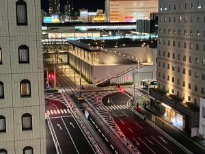 vista di una città di notte con traffico di Hotel EL 8（宇都宮駅東口） a Utsunomiya