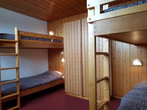 Zimmer mit 2 Etagenbetten in einem Zimmer in der Unterkunft Appartement Les Arcs 1600, 2 pièces, 6 personnes - FR-1-411-340 in Arc 1600