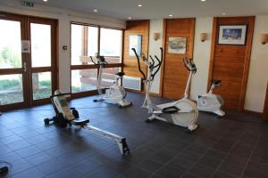 Un gimnasio con varias bicicletas estáticas en una habitación. en Les Balcons du Soleil 4013, en Les Deux Alpes