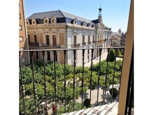 d'un balcon avec vue sur le bâtiment. dans l'établissement Dúplex de diseño Jaén Centro-Catedral, à Jaén