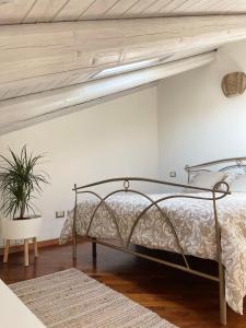 1 dormitorio con 1 cama de metal en una habitación en Il Giardino Segreto, en Biella