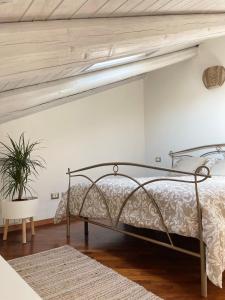 a bedroom with a metal bed in a room at Il Giardino Segreto in Biella