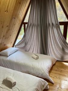 2 letti in una camera con finestra di Green Villa Resort Grey a Dilijan