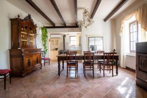 ein großes Esszimmer mit einem Tisch und Stühlen in der Unterkunft Villa Tuscan Prestige 25 ospiti Piscina Jacuzzi in La Croce
