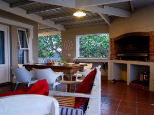 Mossel Bay的住宿－Authentic Mossel Bay，一间带桌椅和壁炉的用餐室