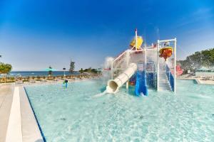 Bazén v ubytovaní Easyatent Safari tent Park Umag alebo v jeho blízkosti