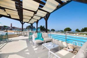 Bazén v ubytování Easyatent Safari tent Park Umag nebo v jeho okolí + 13 fotografií