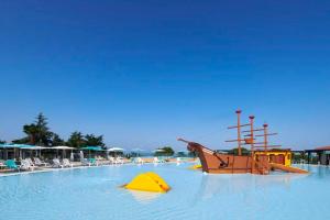 Bazén v ubytovaní Easyatent Safari tent Park Umag alebo v jeho blízkosti