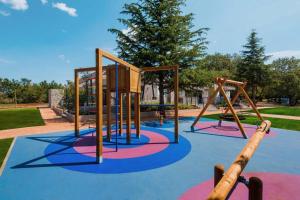 um parque infantil vazio com um equipamento de brincar num parque em Easyatent Safari tent Park Umag em Umag