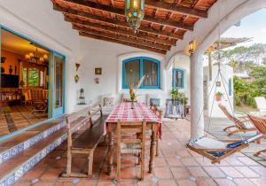 une maison avec une table et des chaises sur une terrasse dans l'établissement El Delfin, à Punta del Este